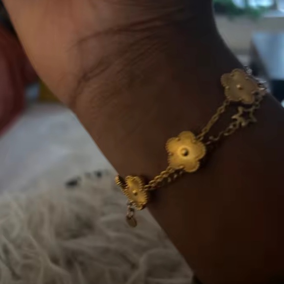 Alhambra Gold Floral Bracelet - Picture 6 of 11